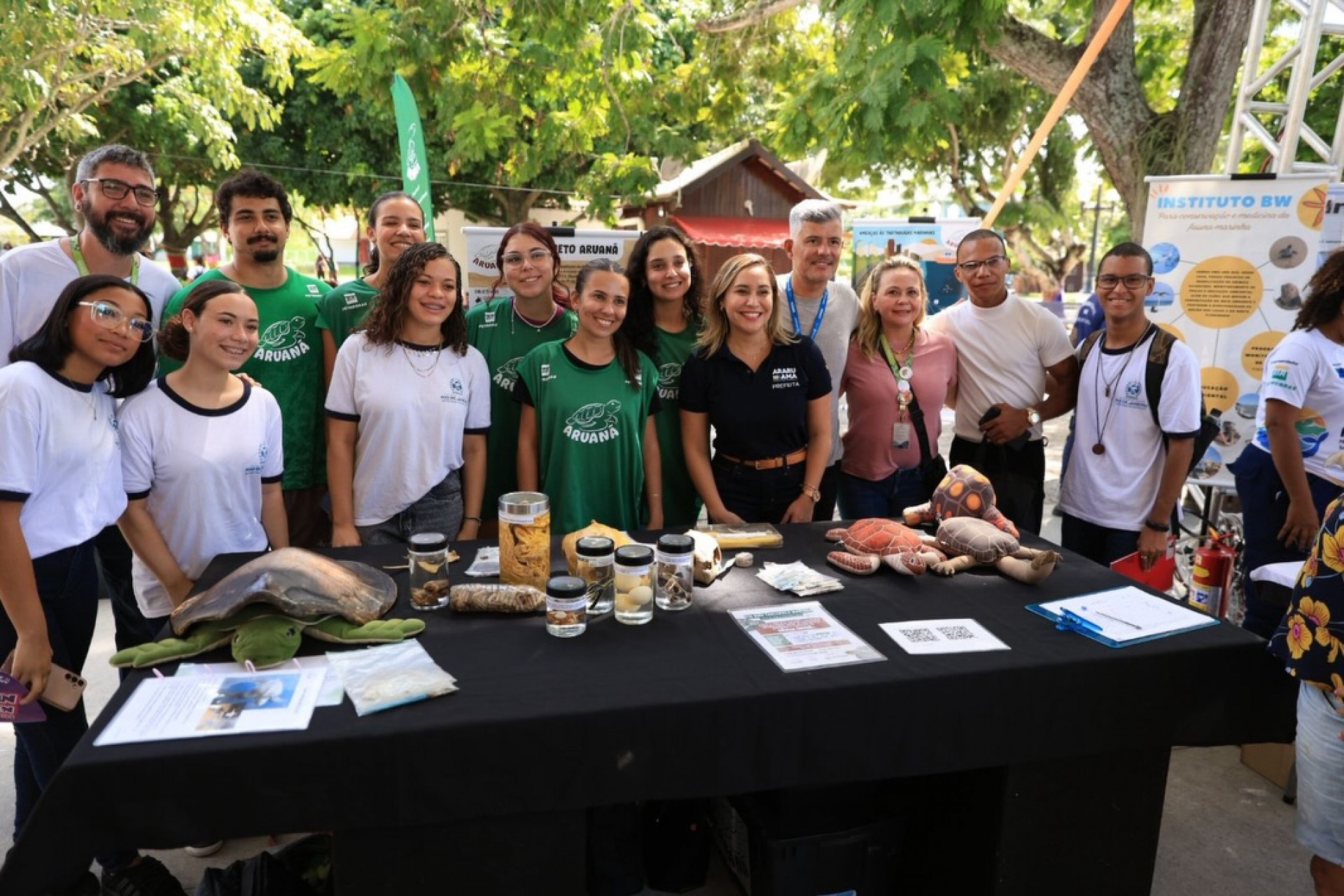 Participantes circulam pela praça durante a programação do evento.
 - Reprodução/ Ascom