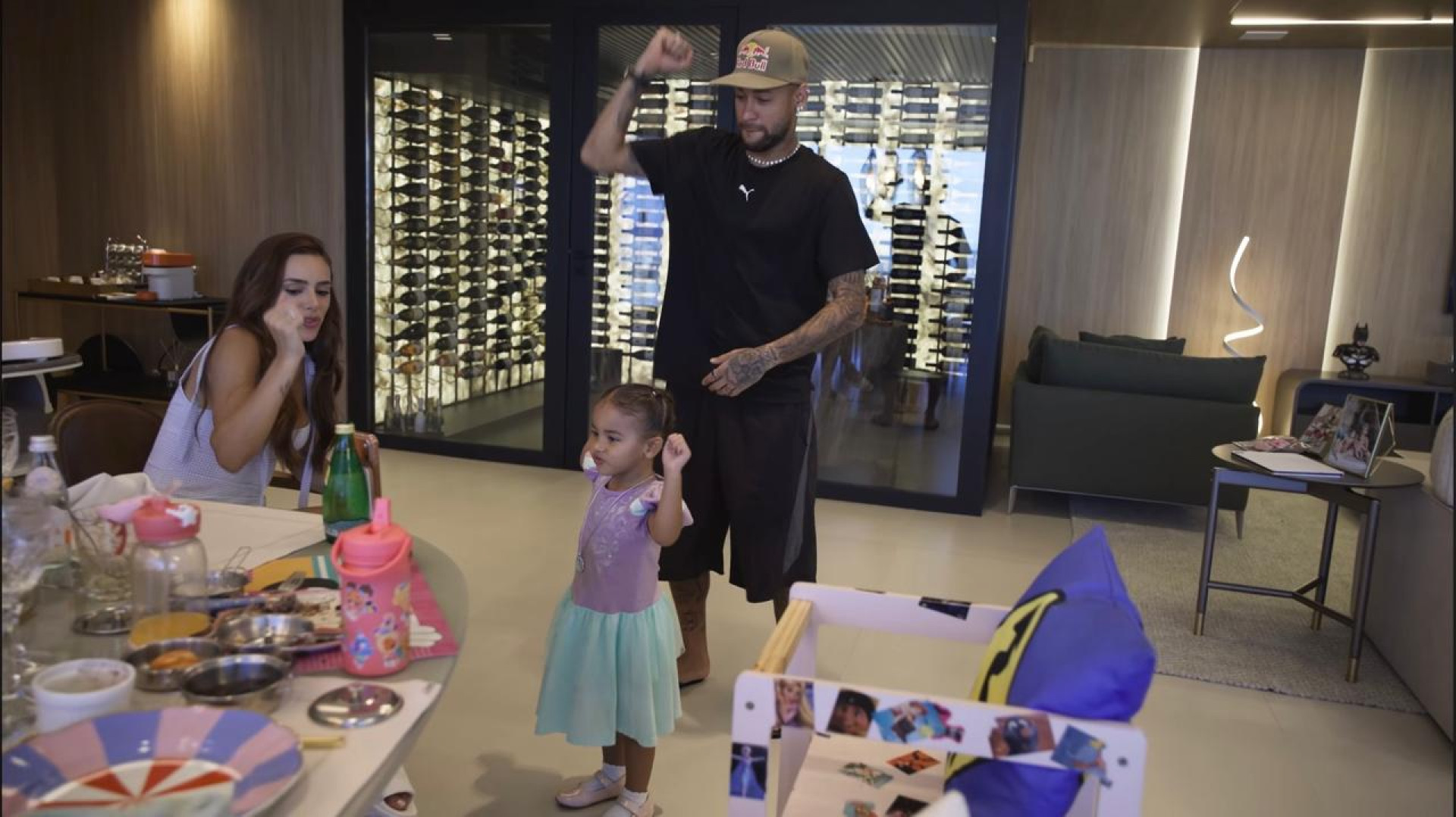 Neymar faz tour detalhado por mansão de R$ 50 milhões em Santos - Reprodução / Youtube