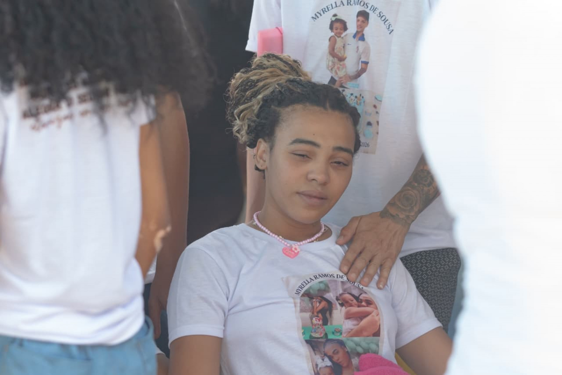 Tayssa, mãe da pequena Myrella, ficou muito abalada no velório da filha - Érica Martin / Agência O Dia