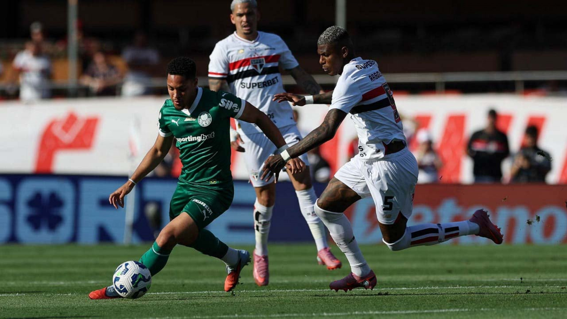 Leila, do Palmeiras, cutuca S&atilde;o Paulo antes do cl&aacute;ssico: ”Invictos h&aacute; 11 jogos”