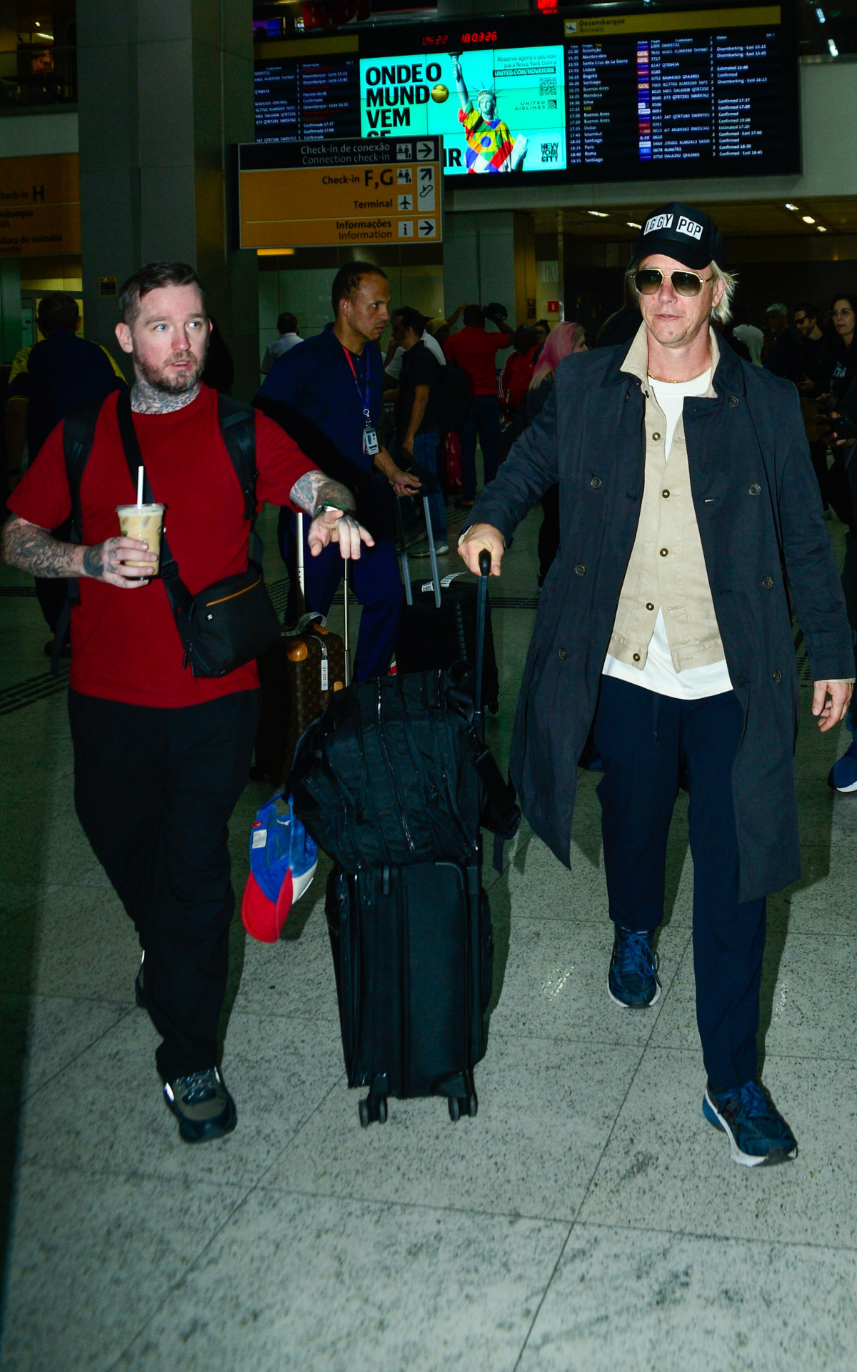 Banda Interpol desembarca em aeroporto de São Paulo
