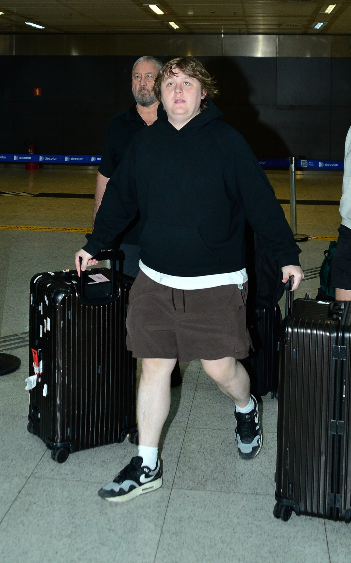 Lewis Capaldi desembarca em aeroporto de São Paulo

