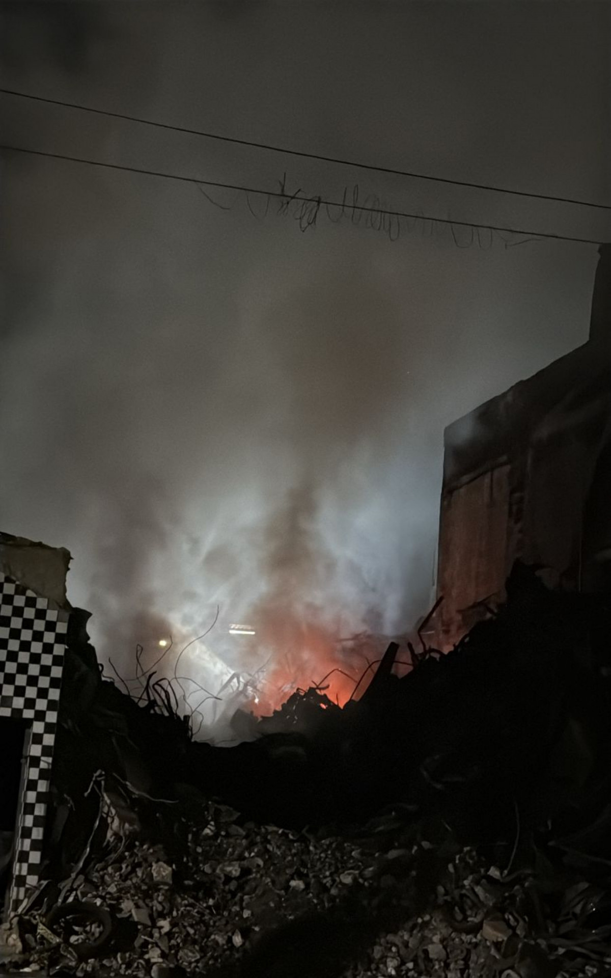 Focos de inc&ecirc;ndio se formam em meio aos entulhos do terreno, em Ramos - Arquivo pessoal