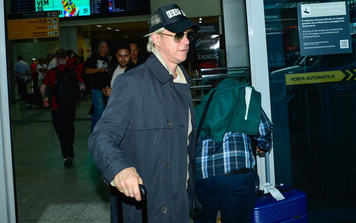 Banda Interpol desembarca em aeroporto de São Paulo
