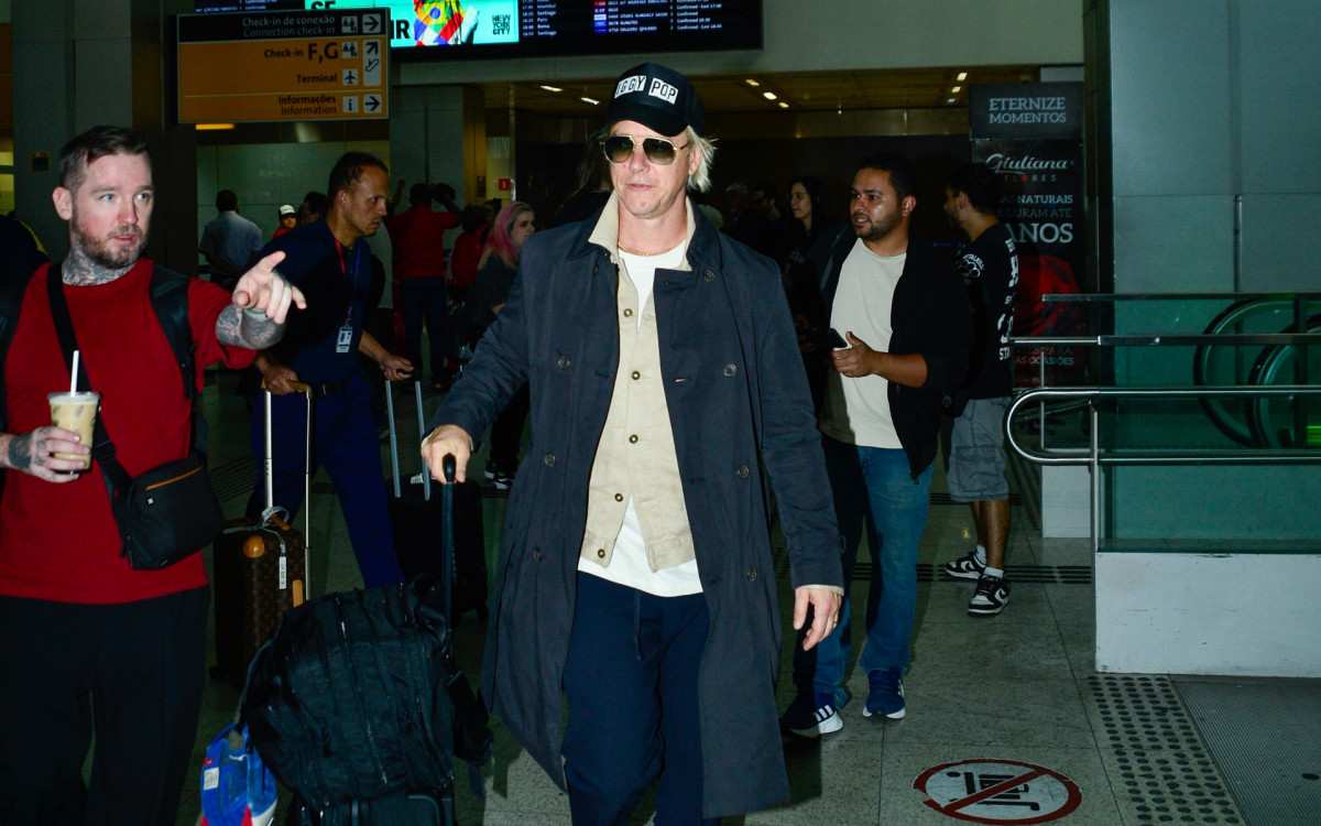 Banda Interpol desembarca em aeroporto de São Paulo

