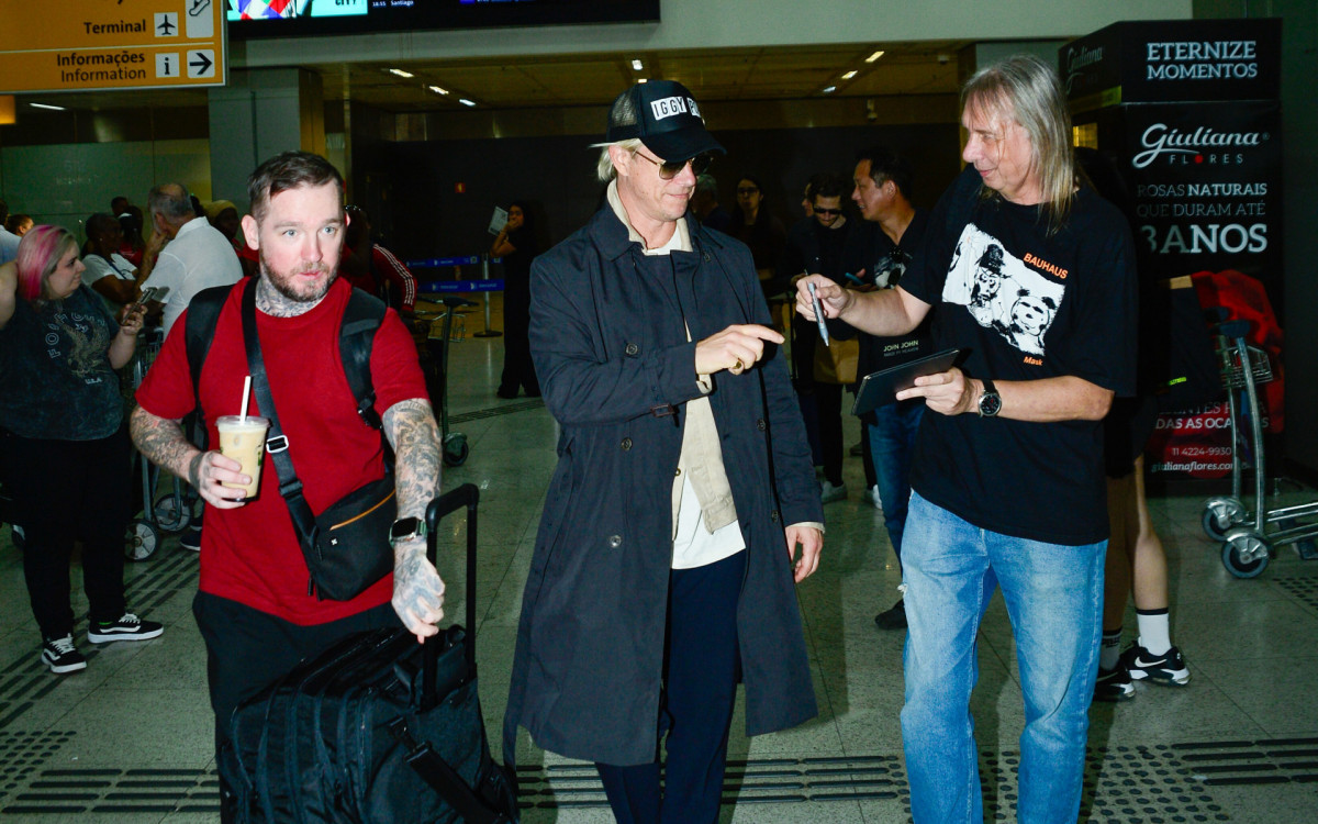 Banda Interpol desembarca em aeroporto de São Paulo
