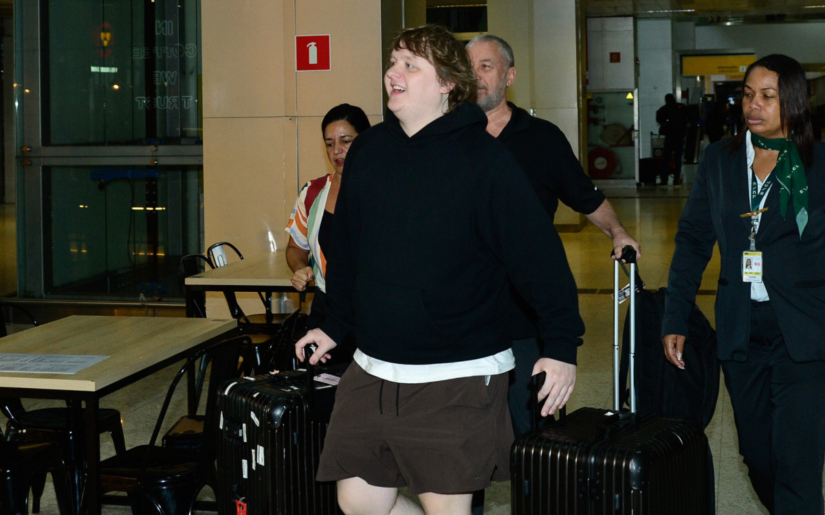 Lewis Capaldi desembarca em aeroporto de São Paulo
