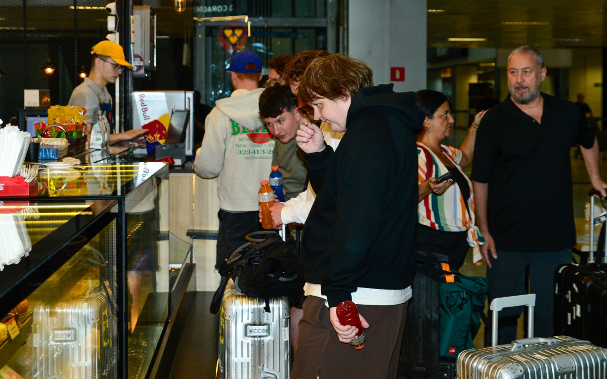 Lewis Capaldi desembarca em aeroporto de São Paulo
