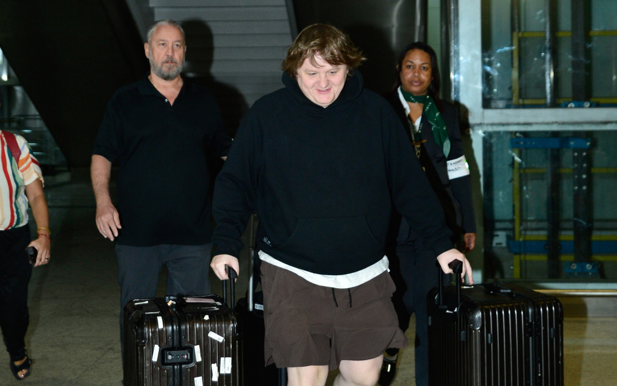 Lewis Capaldi desembarca em aeroporto de São Paulo
