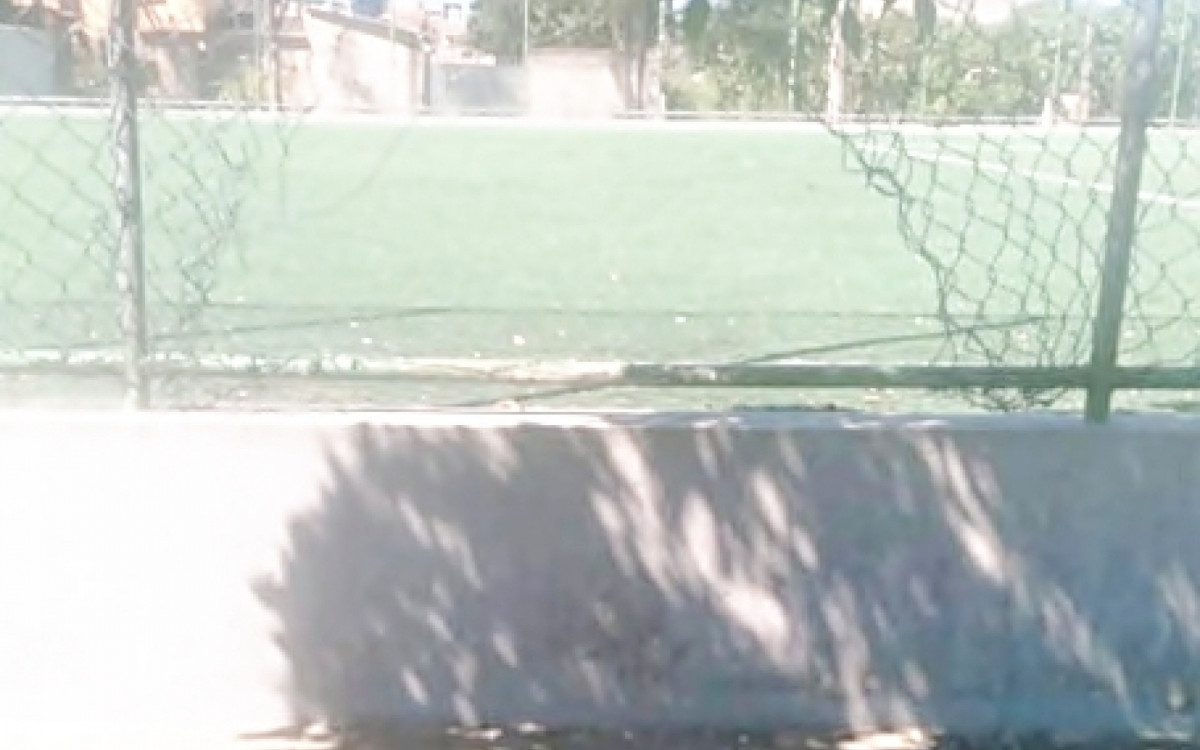 Mato alto e falta de limpeza afastam moradores de praça na Ribeira e aumentam sensação de insegurança