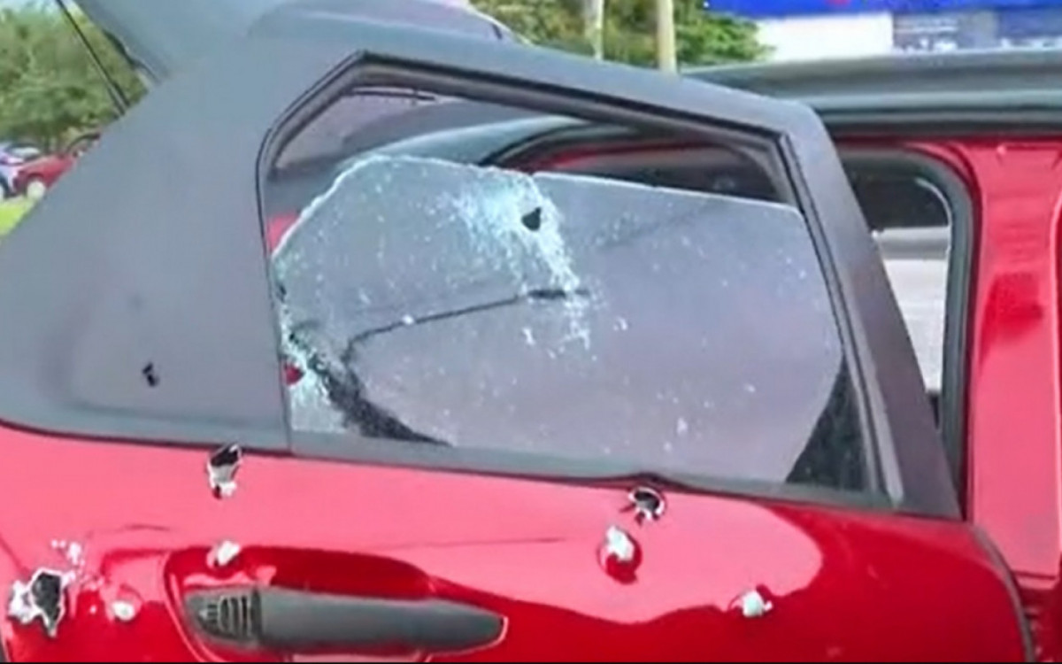 Citroën C4, de cor vermelha, ficou com cerca de 20 marcas de disparos 