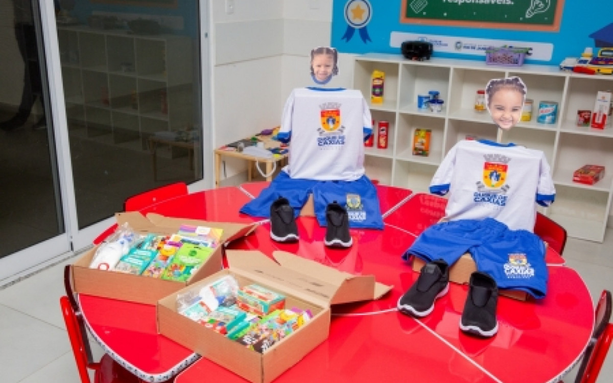 Prefeitura de Duque de Caxias inicia entrega de kits escolares - Divulga&ccedil;&atilde;o