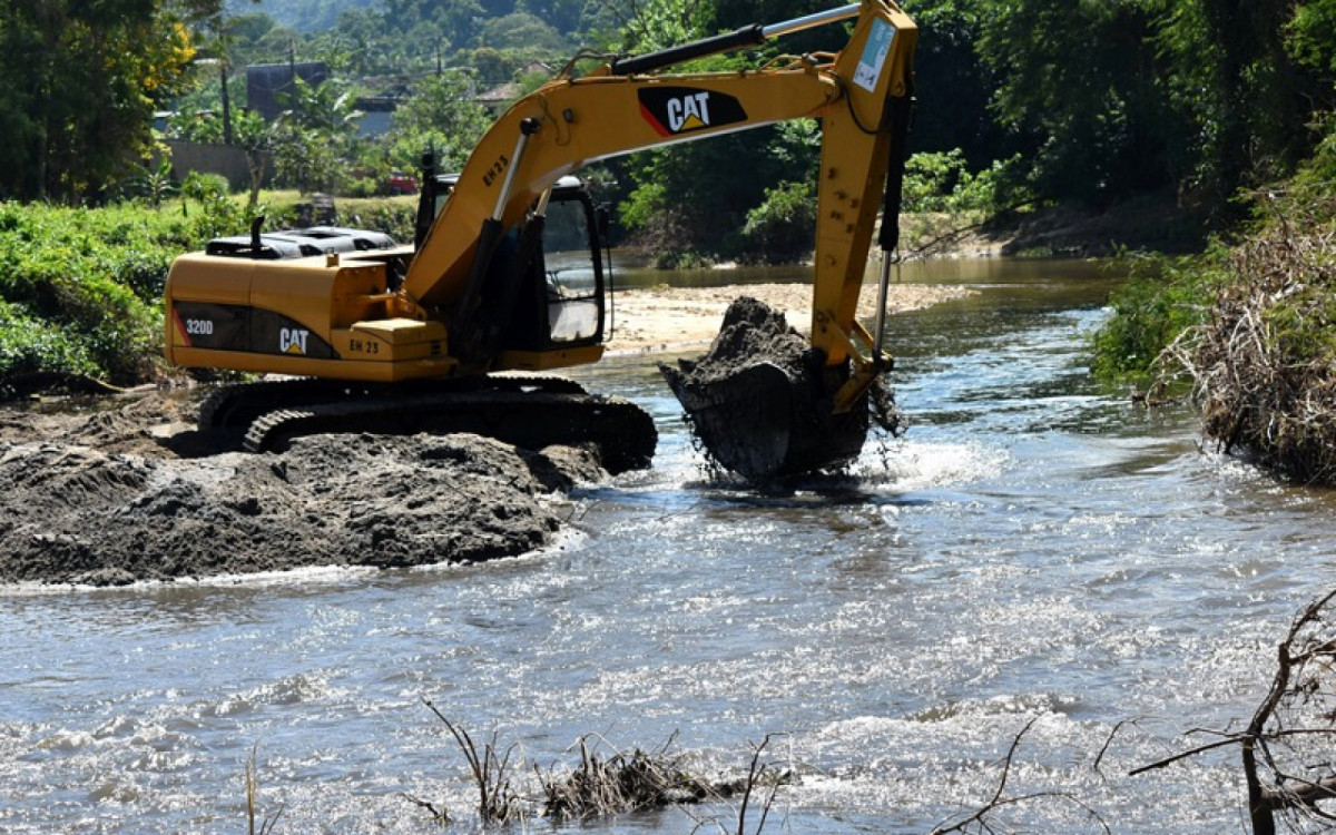 Obras para evitar transbordo do rio Perequê