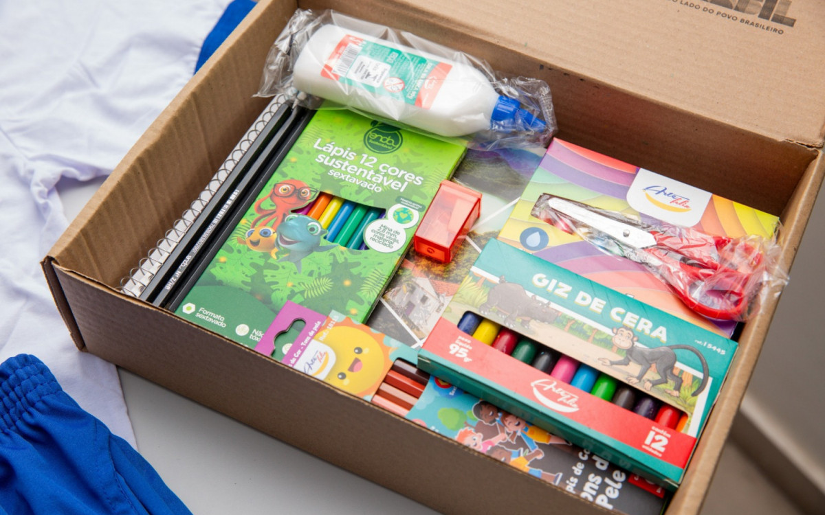 Prefeitura de Duque de Caxias inicia entrega de kits escolares - Divulga&ccedil;&atilde;o