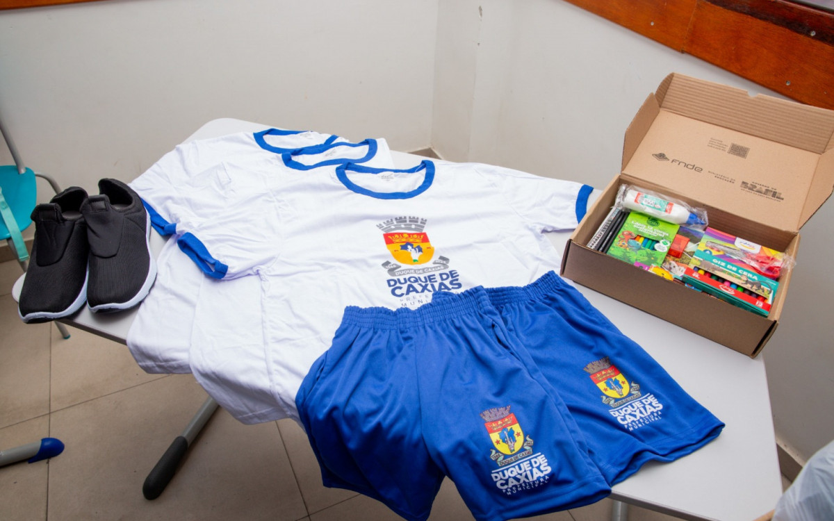 Prefeitura de Duque de Caxias inicia entrega de kits escolares