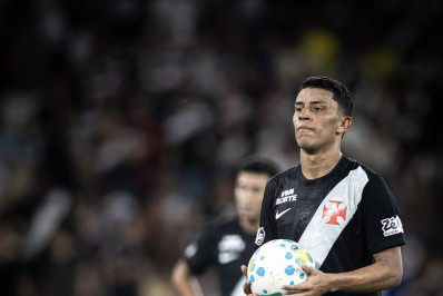 Rojas muda dinâmica do Vasco e se destaca como garçom em virada no clássico