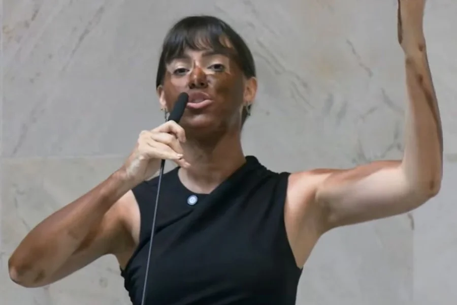 Deputada do PL faz blackface na Alesp para criticar Erika Hilton