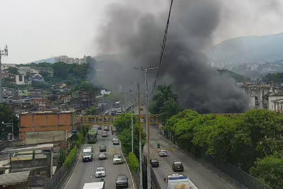 Incêndio na Cidade de Deus afeta trânsito na Linha Amarela