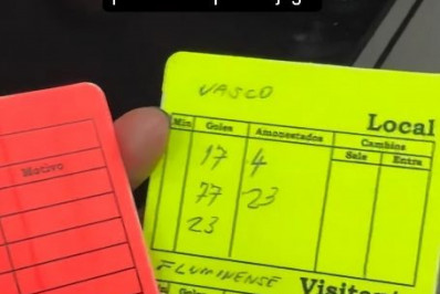 Destaque do Vasco, Thiago Mendes ganha cartões de presente de árbitro