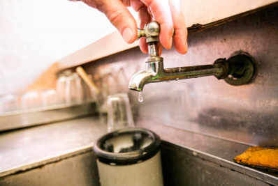 Água na torneira vira cobrança diária: prefeito pressiona Cedae por solução imediata em Macaé