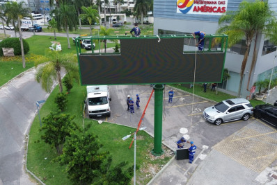 Painel de publicidade sem autorização é retirado na Barra da Tijuca
