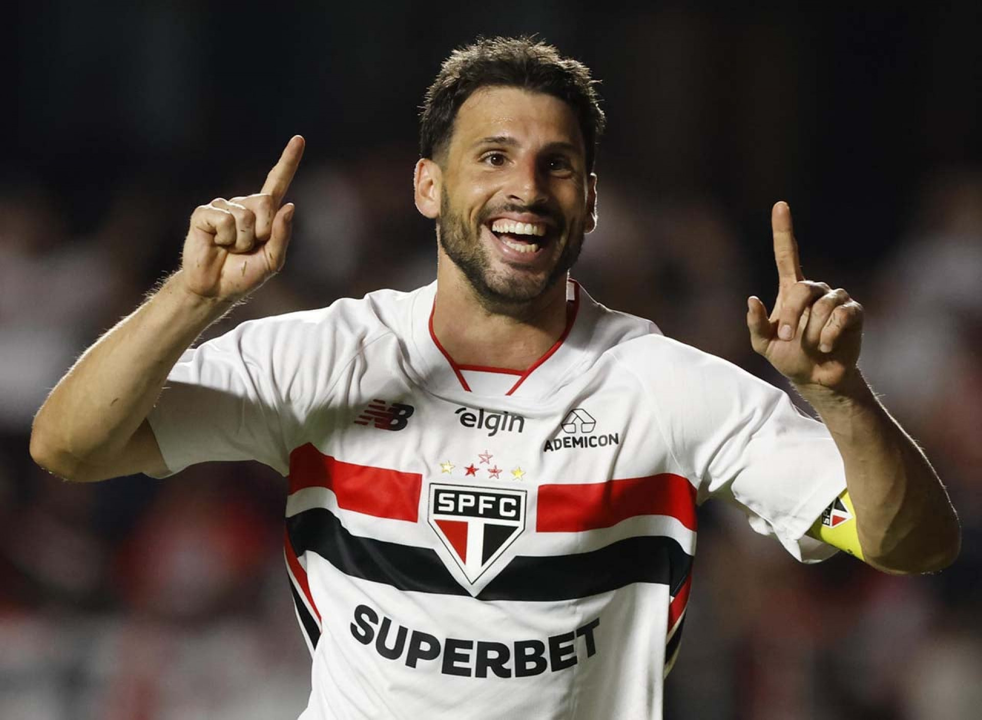 Diretor explica negocia&ccedil;&atilde;o para renovar com Calleri: ”Tem quem quer, mas a gente quer mais”