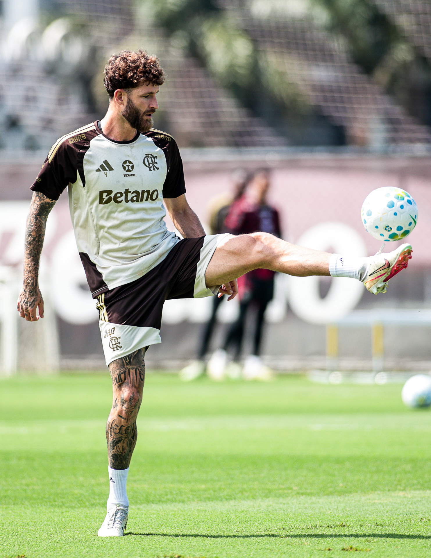 Leo Pereira em treino do Flamengo - Gilvan de Souza / Flamengo