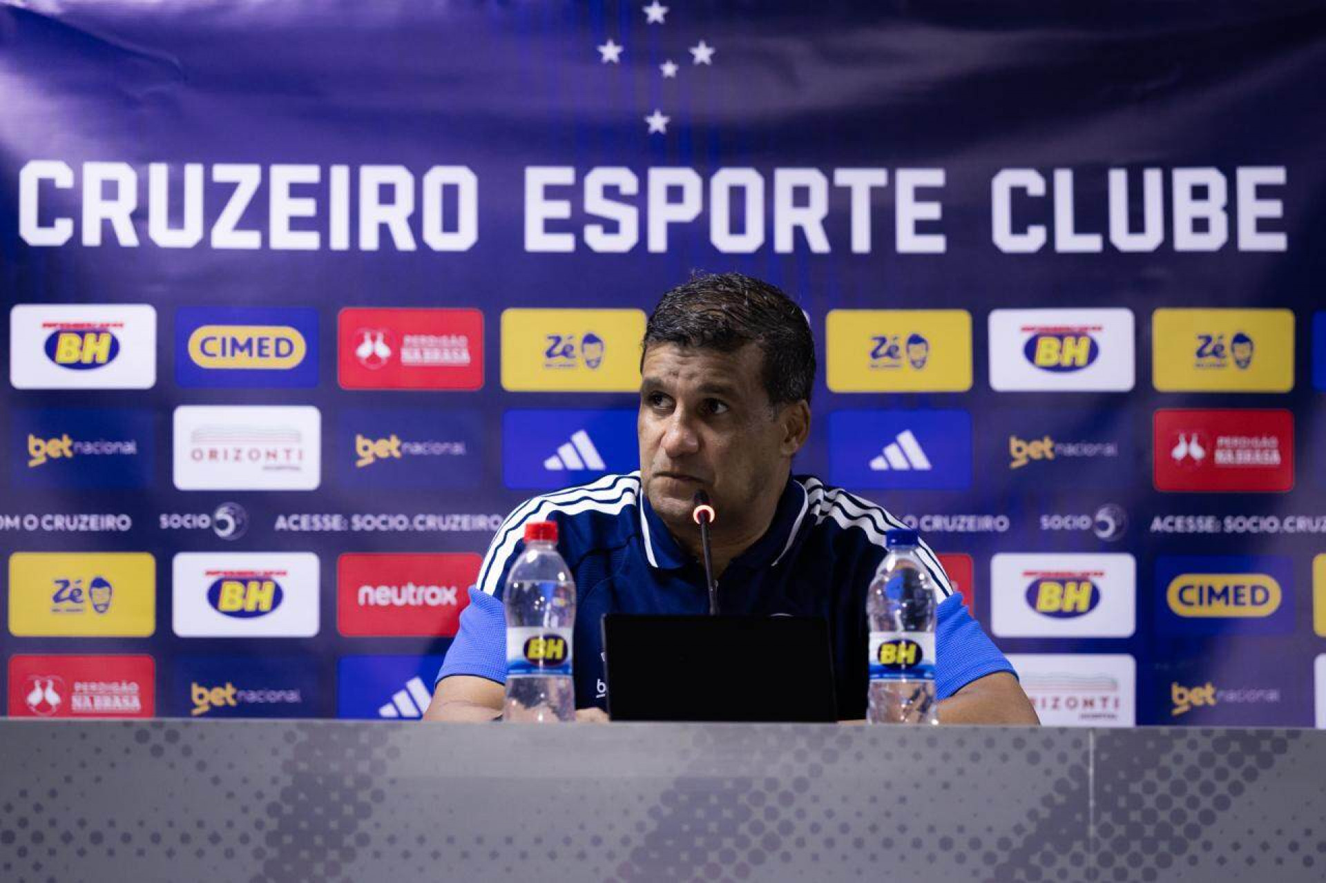 Artur Jorge assume o Cruzeiro com miss&atilde;o de tirar equipe da lanterna