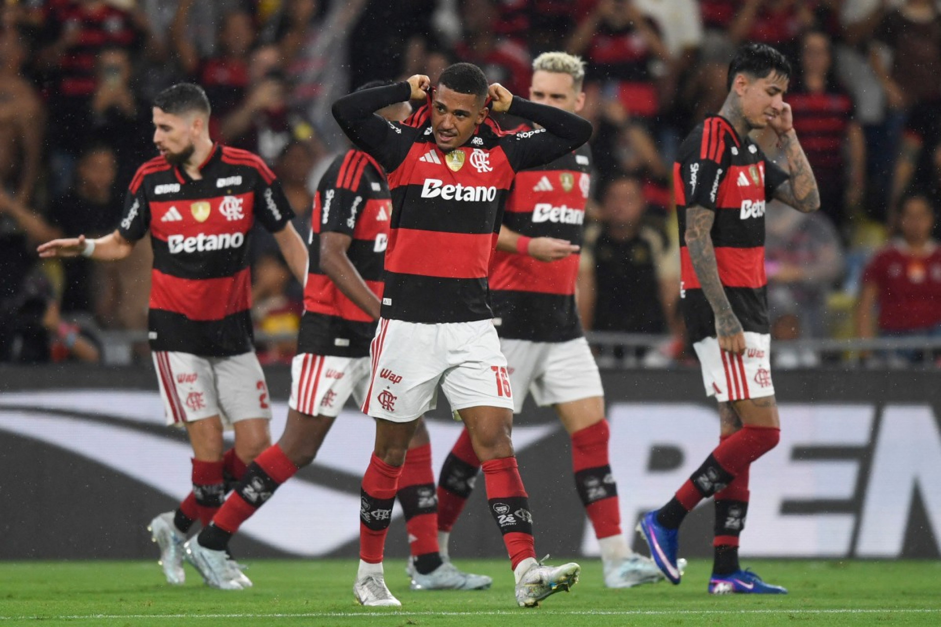 Samuel Lino marcou na vitória do Flamengo sobre o Remo - Daniel Ramalho / AFP