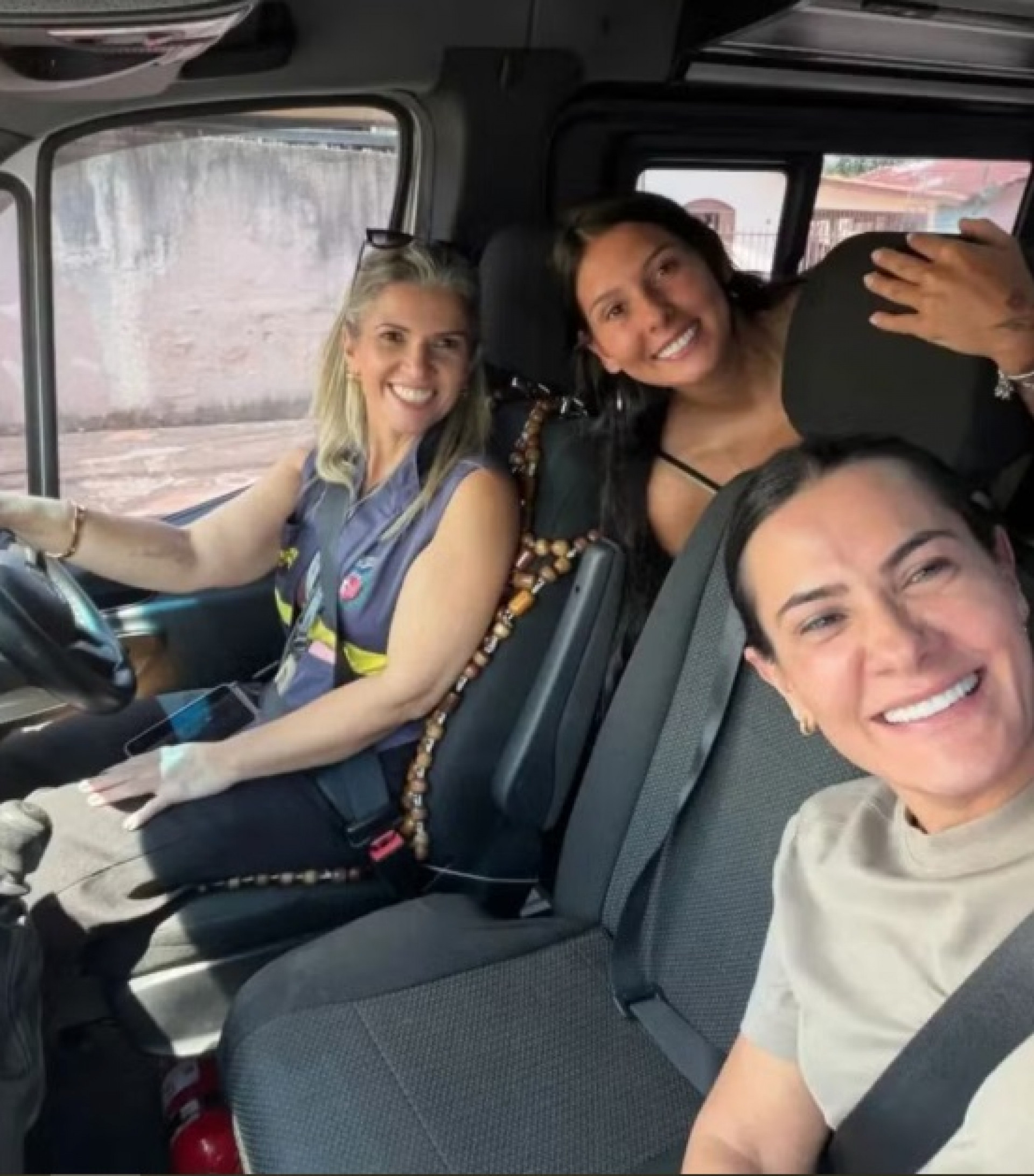 Ana Castela e a mãe comemoram nova habilitação: \'Passamos\'