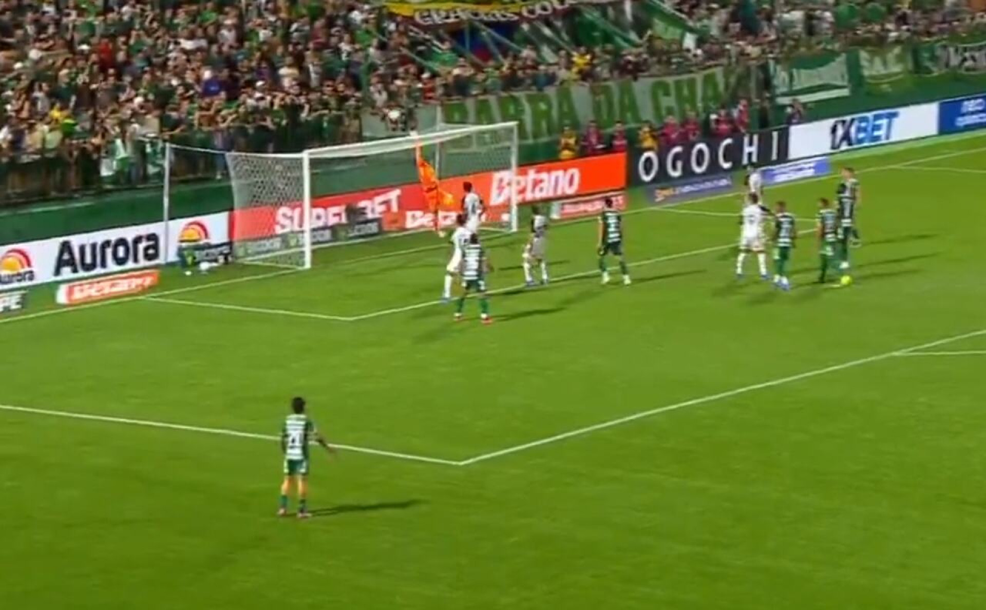 Corinthians desperdi&ccedil;a chances e fica no empate com a Chapecoense