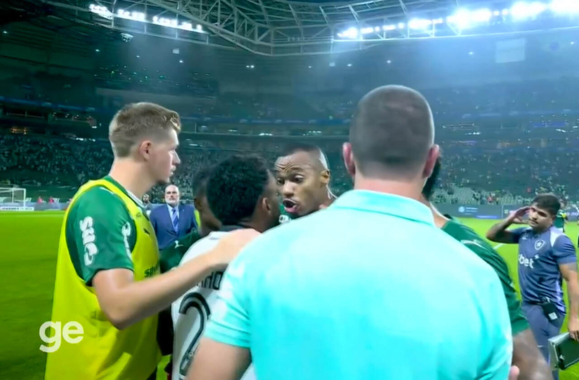 Jogadores do Botafogo cobram Freitas, que responde: “Ganhei nessa p*** a&iacute;”