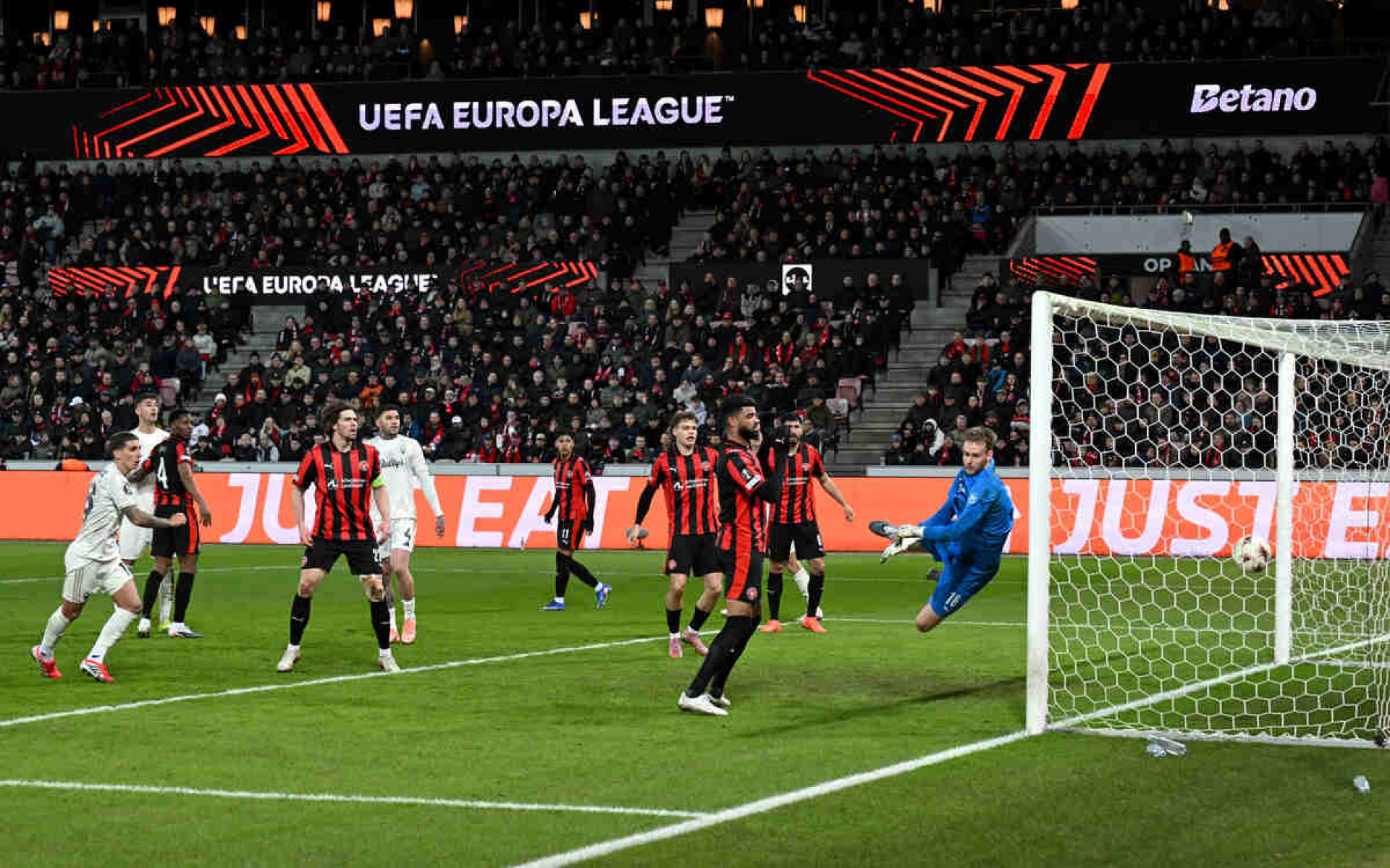 Nos p&ecirc;naltis, Nottingham Forest supera o Midtjylland e avan&ccedil;a na Liga Europa