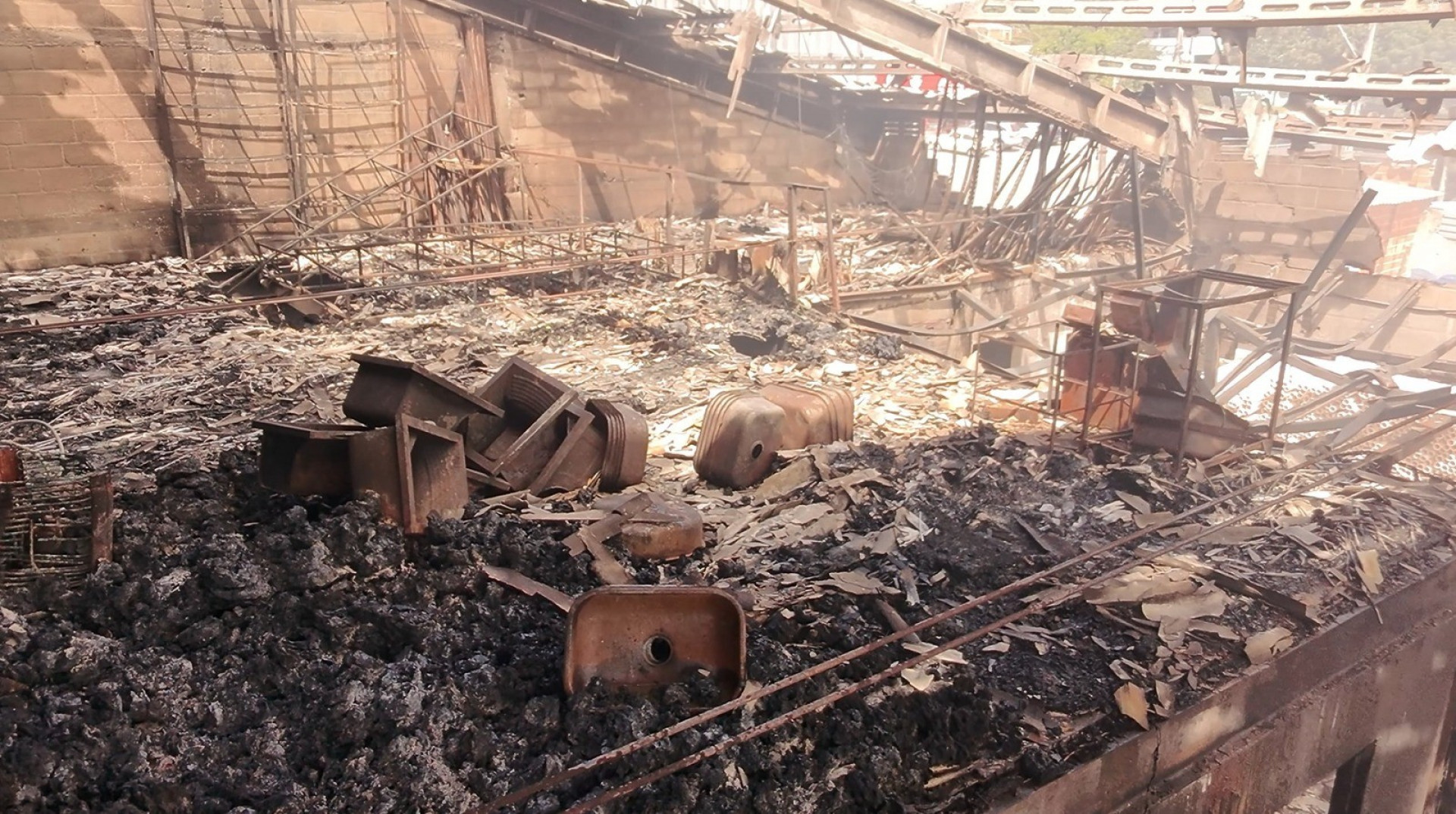 Fogo destruiu toda a distribuidora de Luciana Polati em 2025 - Acervo pessoal