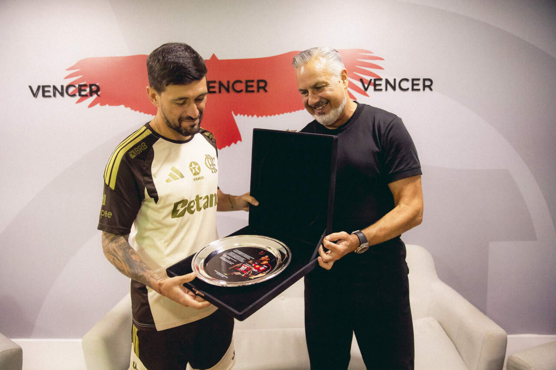 Flamengo homenageia de Arrascaeta pela marca de 100 gols