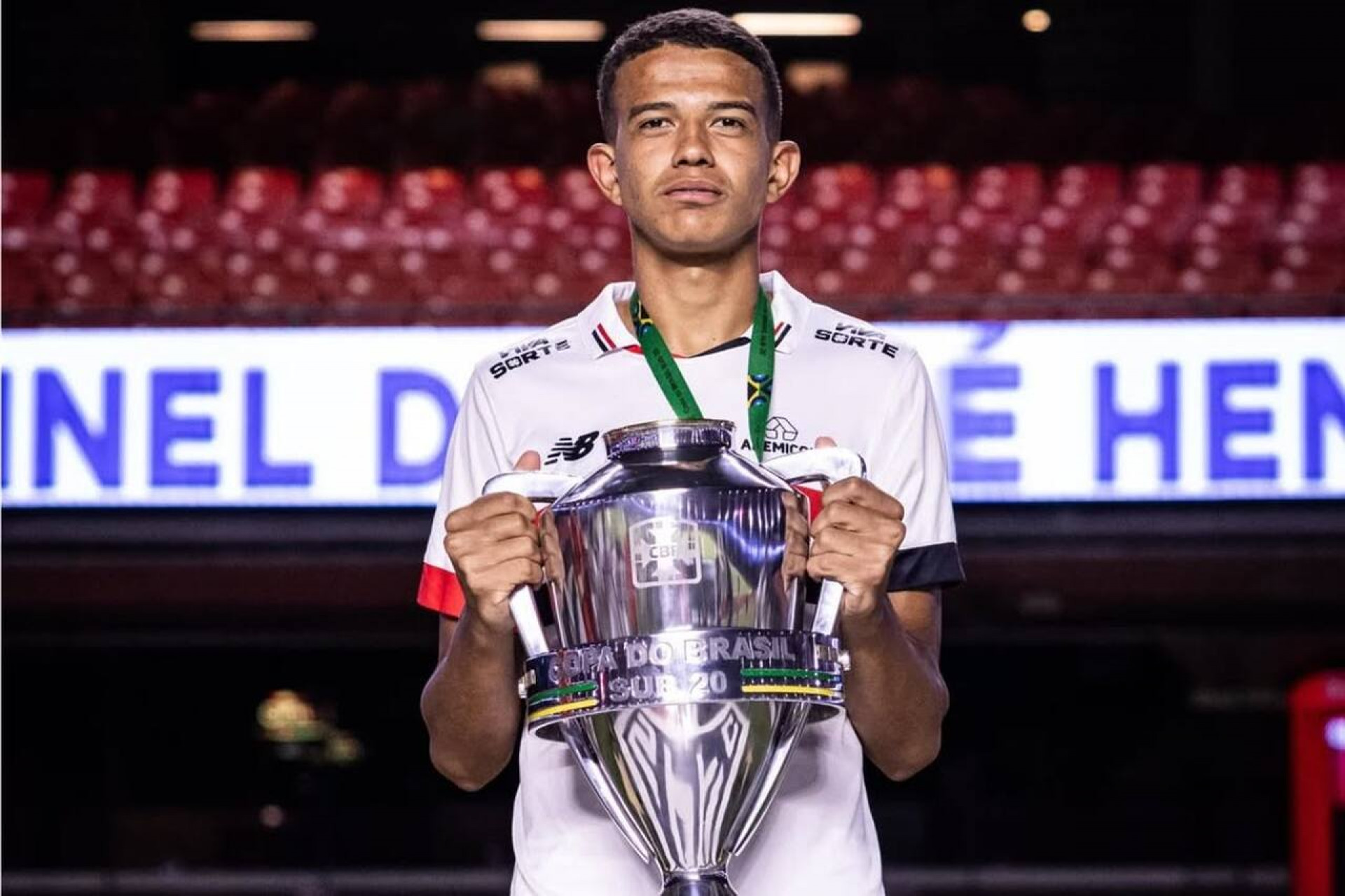 S&atilde;o Paulo renova com joia da base e estipula multa de R$ 604 milh&otilde;es