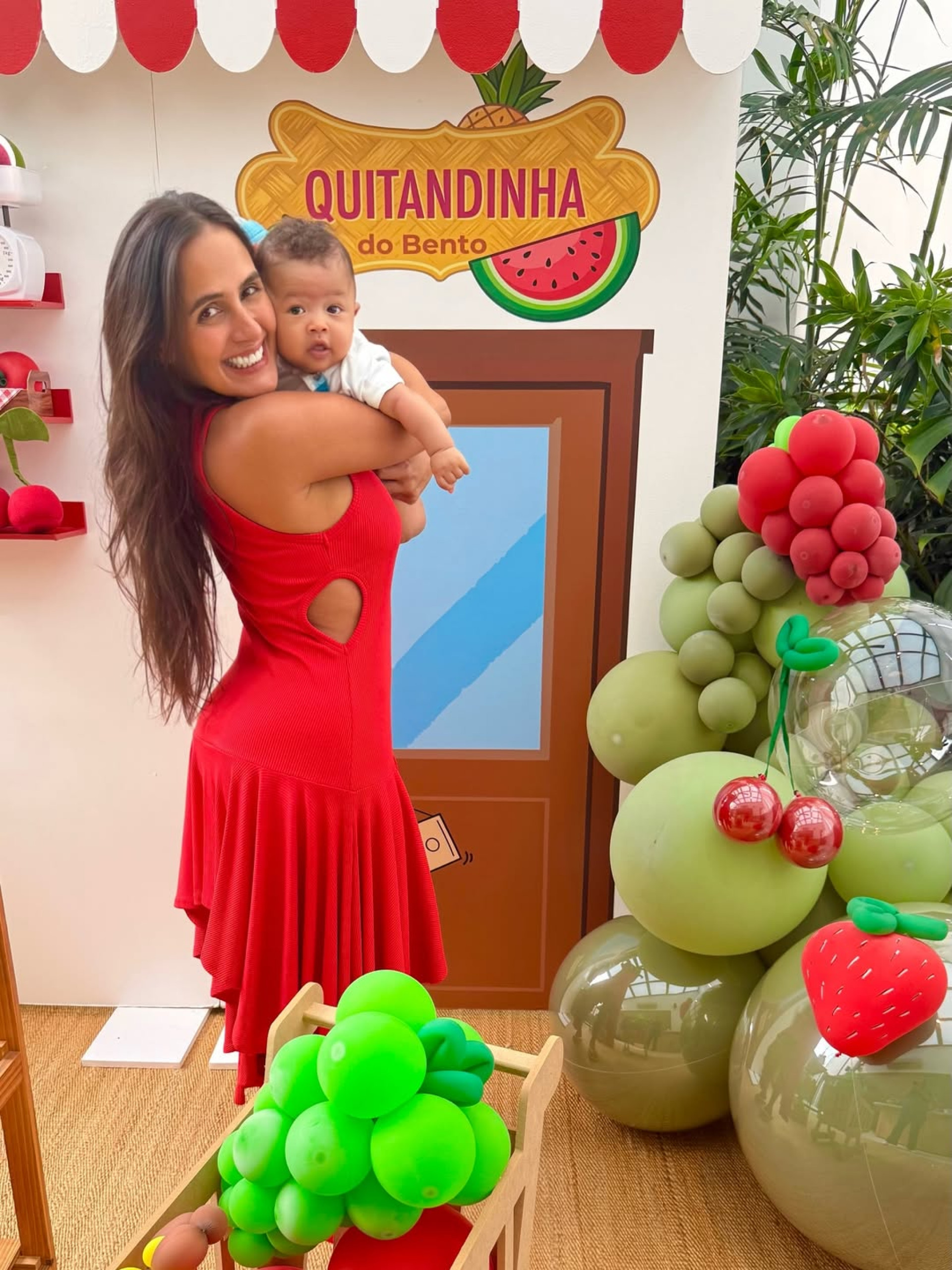 Carol Peixinho e Thiaguinho celebram 6 meses do filho com tema 'Quitandinha'
 - Reprodução / Instagram