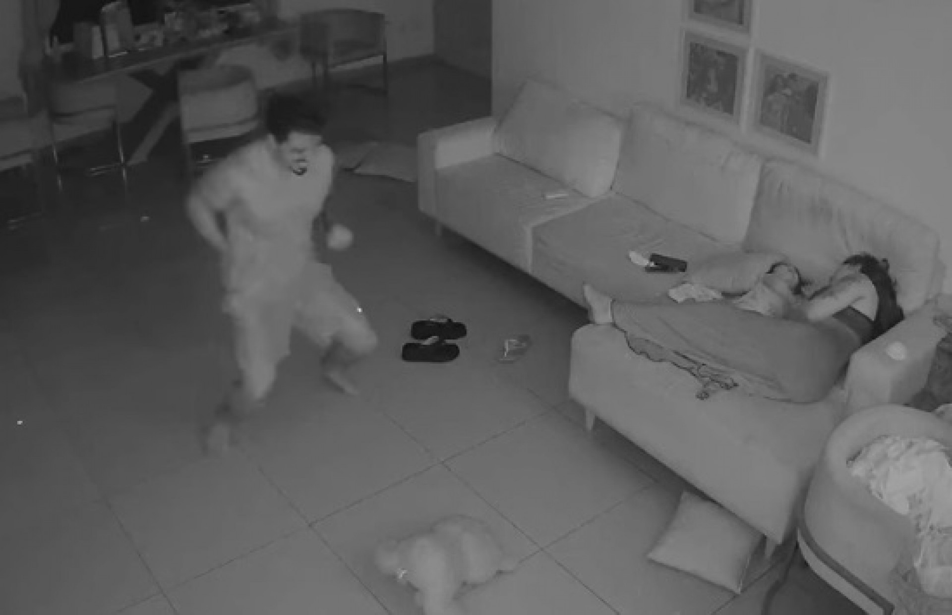 Influenciador vibra em silêncio por terceiro gol do Vasco, ao lado de sua mulher e filha, ambas dormindo no sofá - Reprodução / Instagram