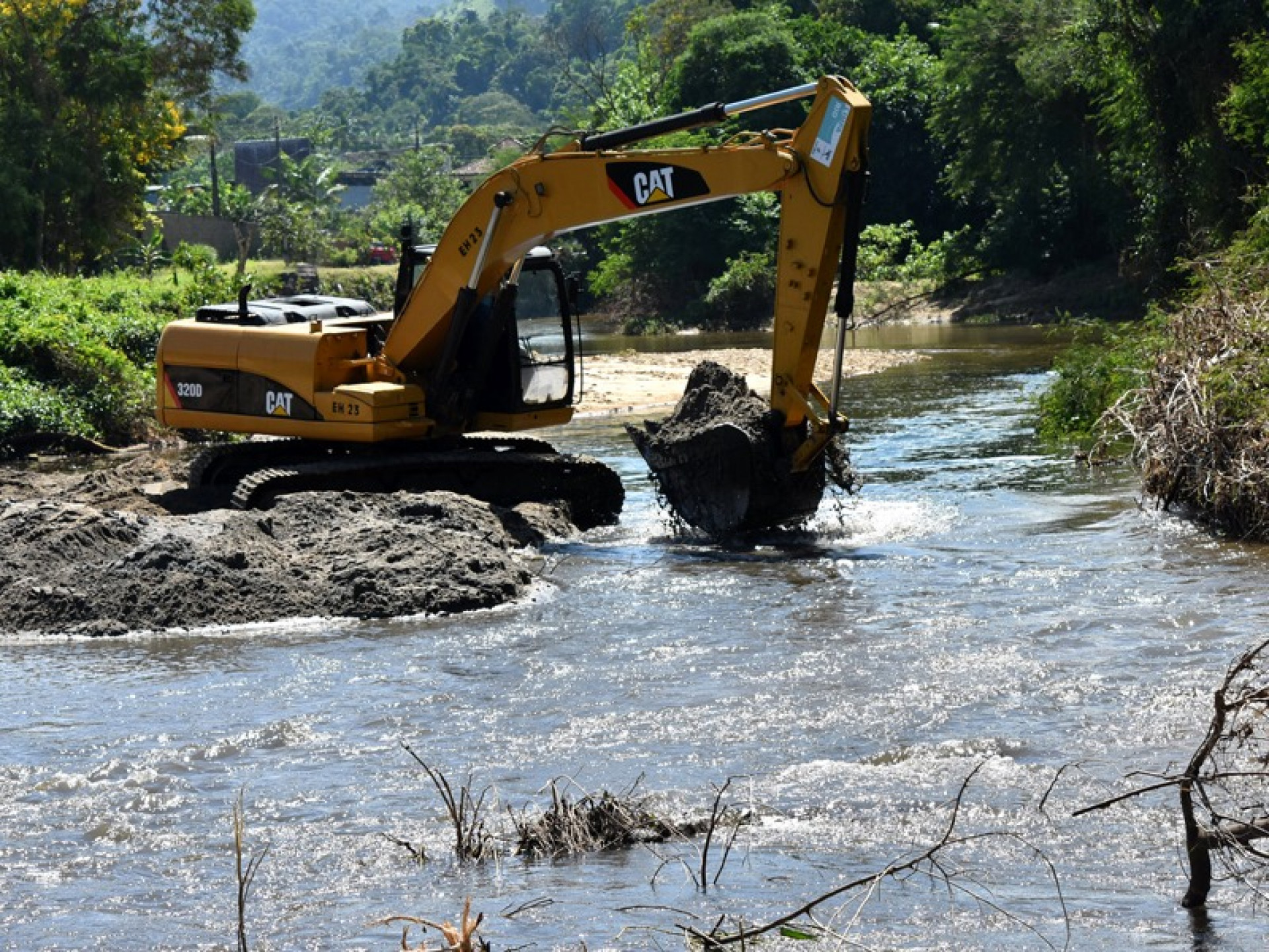 Obras para evitar transbordo do rio Perequ&ecirc; - Divulga&ccedil;&atilde;o/PMAR