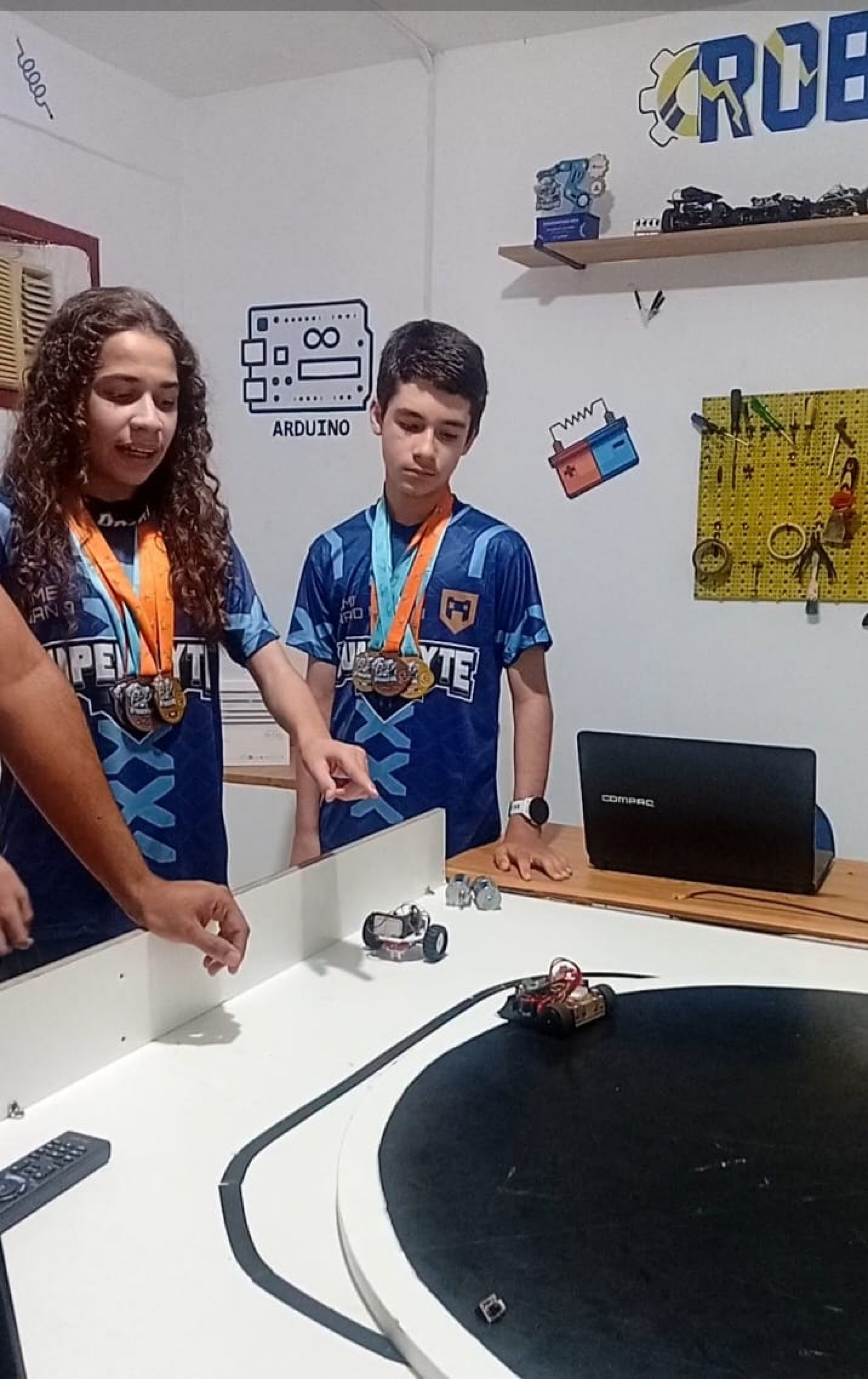 A dupla treina com o rob&ocirc; fabricado por eles na impressora 3D - Divulga&ccedil;&atilde;o