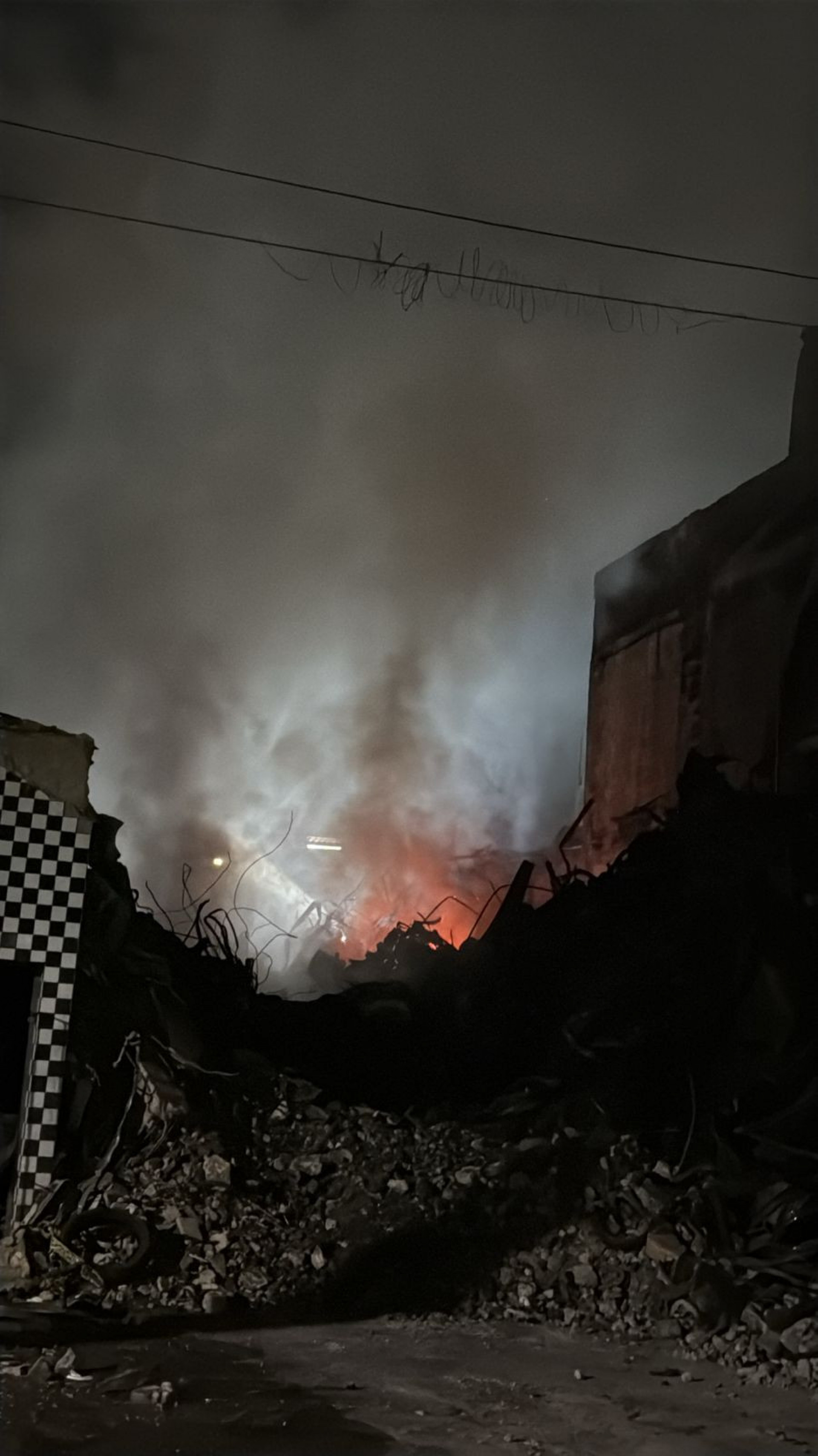 Focos de incêndio se formam em meio aos entulhos do terreno, em Ramos