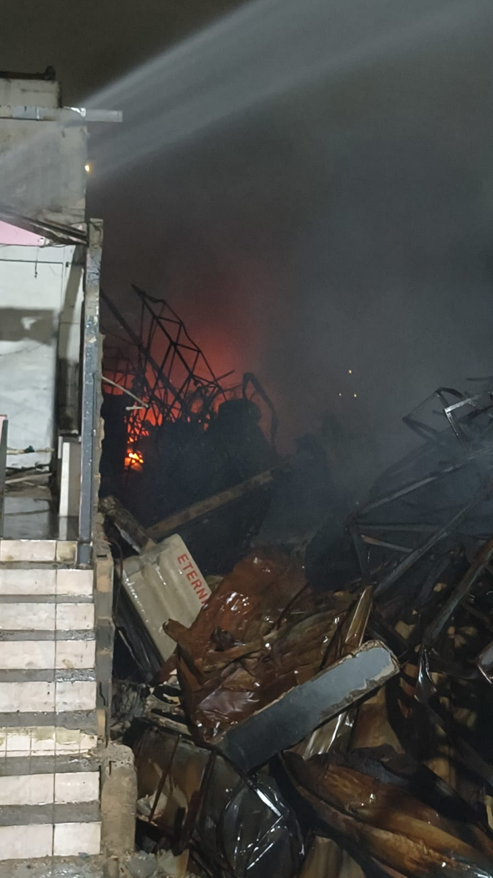 Foco de incêndio no terreno da loja Motocriss, em Ramos