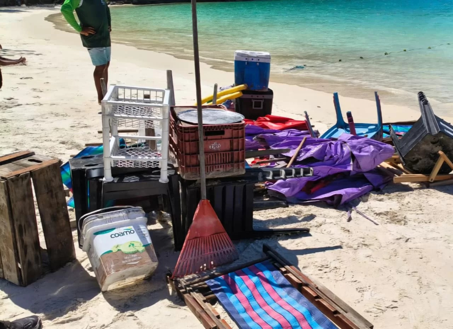 Armazenamento de objetos na restinga é considerado crime ambiental. - Reprodução