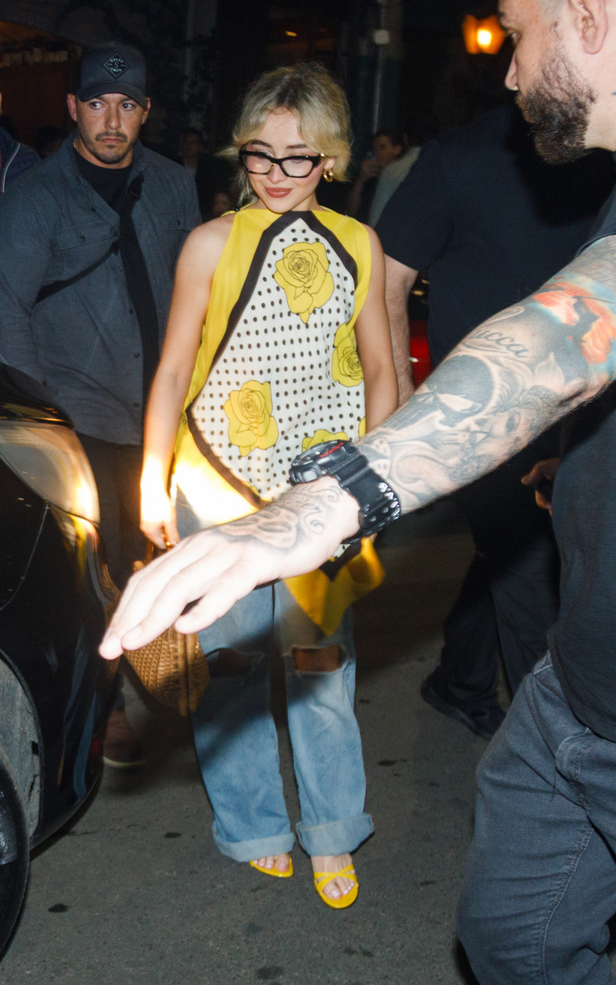 Sabrina Carpenter é clicada por paparazzis