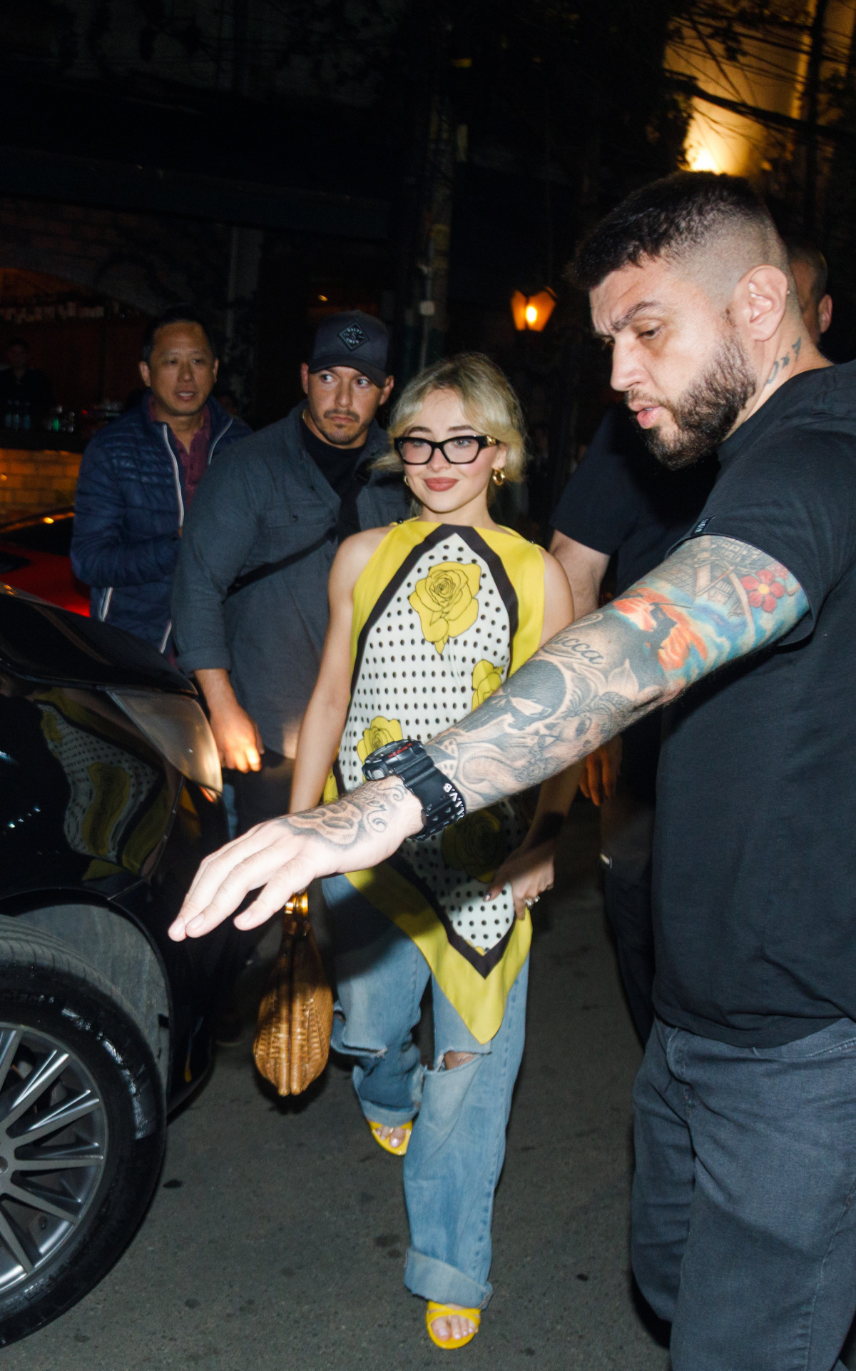 Sabrina Carpenter entra em carro após deixar restaurante em São Paulo