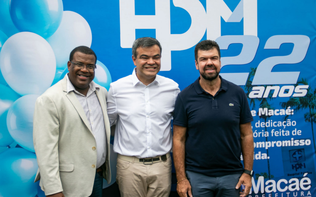 Hospital completa 22 anos com entrega de ambulâncias e anúncio de ampliação da estrutura