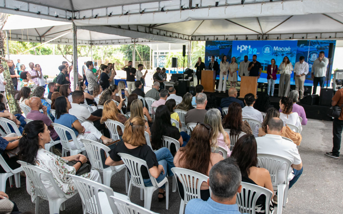 Hospital completa 22 anos com entrega de ambulâncias e anúncio de ampliação da estrutura