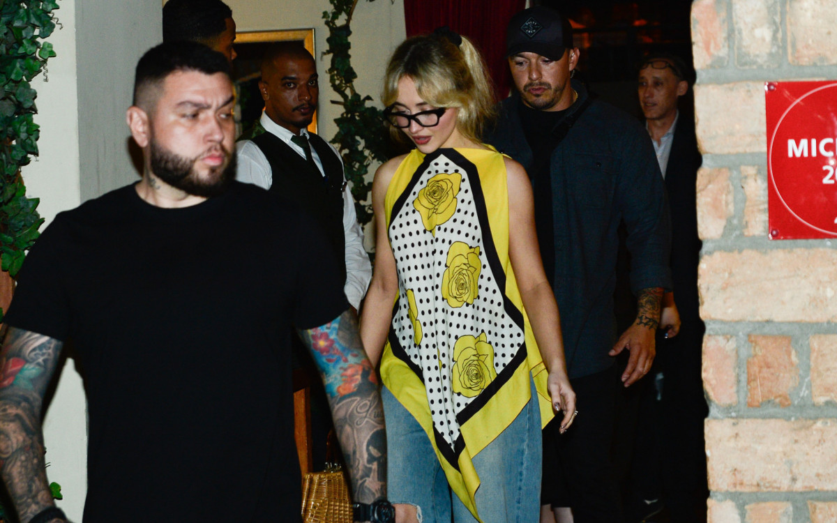 Sabrina Carpenter deixa restaurante acompanhada por seguranças