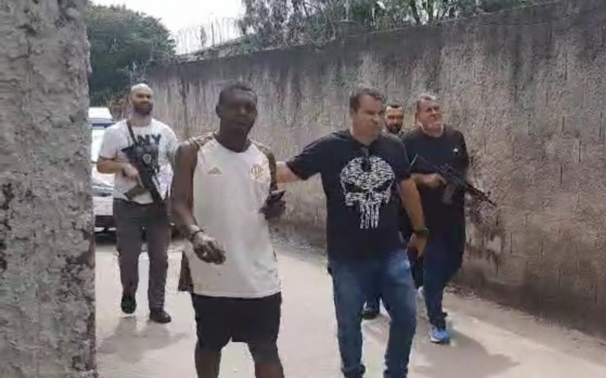 Criminoso foi preso na casa da mãe por agentes da 16ª DP (Barra da Tijuca)