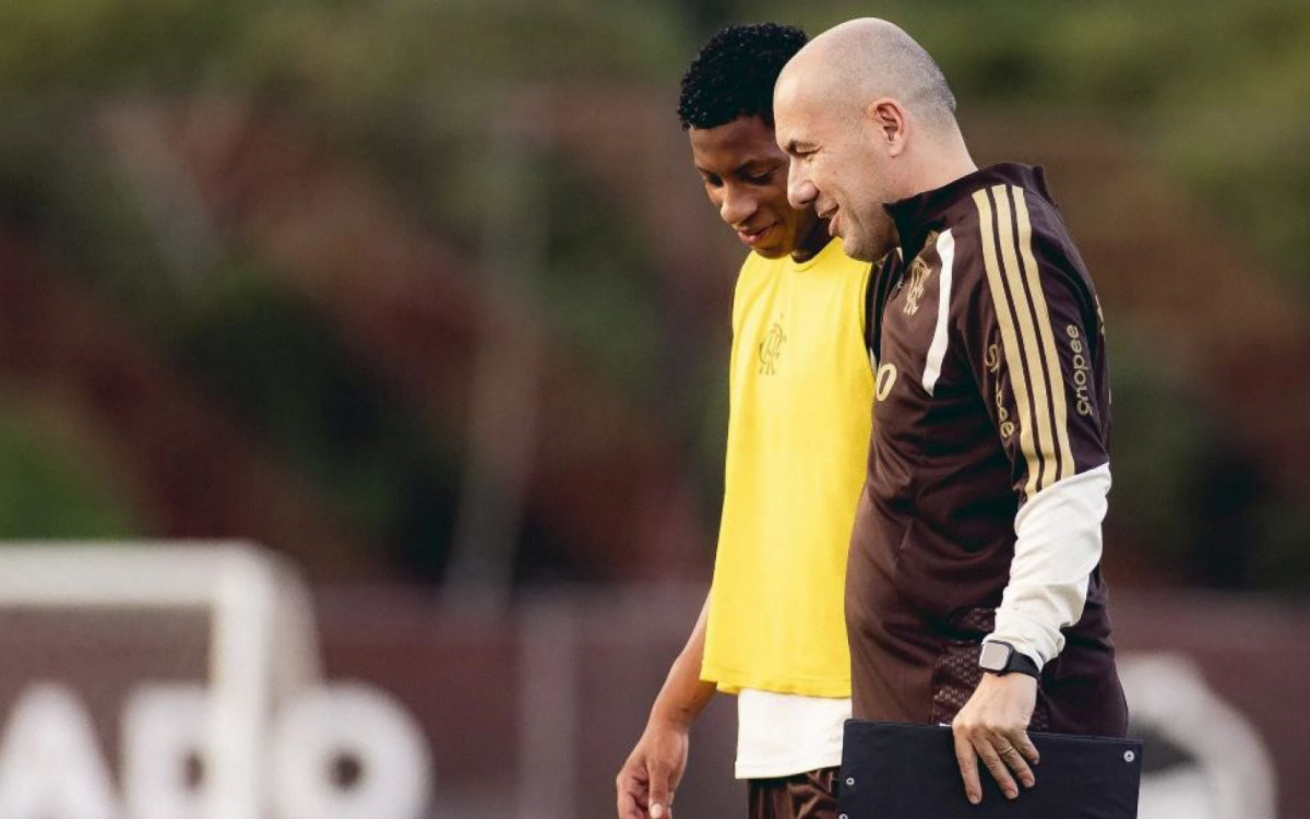 Leonardo Jardim conversa com Gonzalo Plata em dia de treino no Flamengo